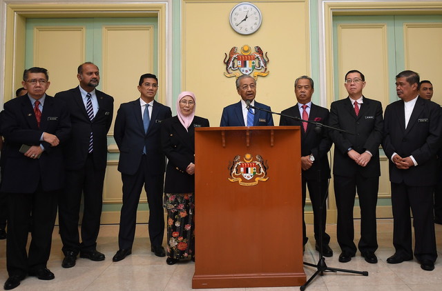  Dr Mahathir (lima, kiri) ketika sidang media selepas mempengerusikan Mesyuarat Jemaah Menteri kali pertama hari ini. Turut hadir (dari kiri) Menteri Pertanian dan Industri Asas Tani Salahuddin Ayub, Menteri Komunikasi dan Multimedia Gobind Singh Deo, Menteri Hal Ehwal Ekonomi Datuk Seri Azmin Ali, Timbalan Perdana Menteri Datuk Seri Dr Wan Azizah Wan Ismail, Menteri Dalam Negeri Tan Sri Muhyiddin Yassin, Menteri Kewangan Lim Guan Eng dan Menteri Pertahanan Mohamad Sabu. - Foto BERNAMA