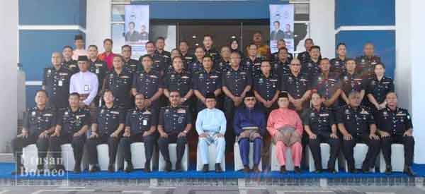 SHAFIE (duduk tengah) merakamkan gambar kenangan bersama pasukan polis IPK Sabah semasa melakukan lawatan kerja hari ini.