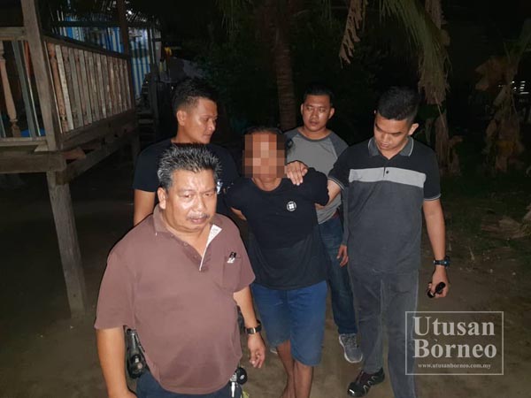 POLIS berjaya mengesan Darma (tengah) yang bersembunyi di sebuah rumah tidak bernombor di Bukit Belacan, Batu 5 Jalan Apas Tawau.