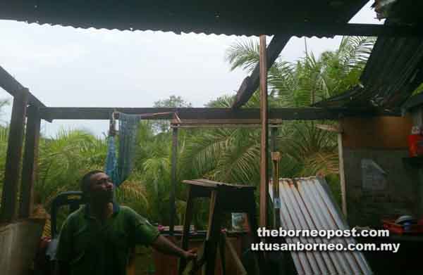 KEADAAN sebuah lagi rumah di Kampung Kolapis Darat Beluran yang sebahagian atapnya diterbangkan angin kencang, petang Selasa lalu.