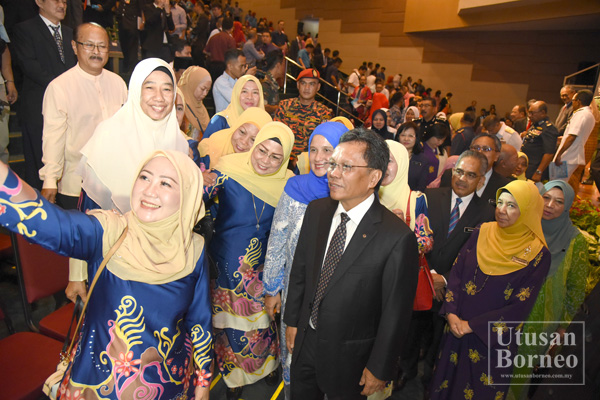 TETAMU yang hadir tidak melepaskan peluang berswafoto bersama Shafie (tengah).