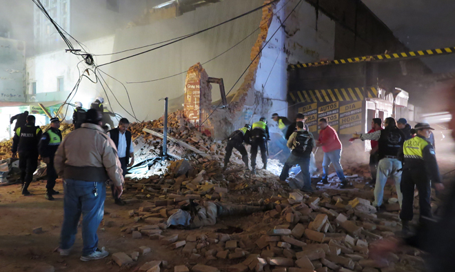  Polis dan orang ramai menggeledah runtuhan untuk mencari lebih                      ramai mangsa selepas panggung lama Parravicini yang sedang diubah suai runtuh di Tucuman, Argentina kelmarin. — Gambar AFP