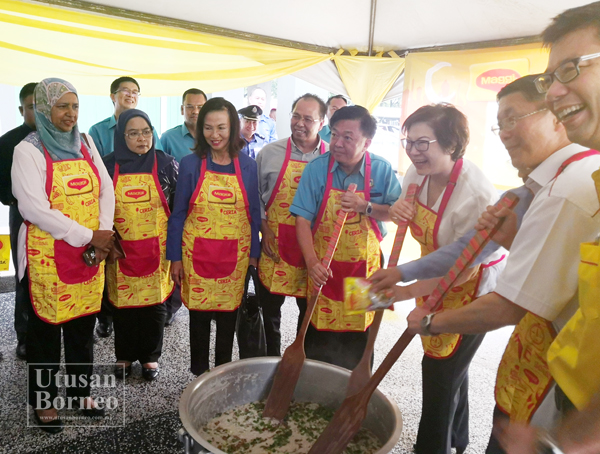 CHRISTINA (tiga kanan) bersama Yeo (empat kanan) menyempurnakan gimik perasmian majlis itu.