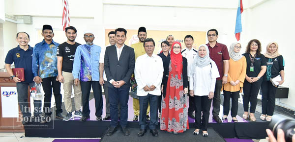 SHAFIE (baris depan, dua kiri) bersama tetamu kehormat dan penaja Program Jelajah Ramadan RTM merakam gambar kenangan bersama.