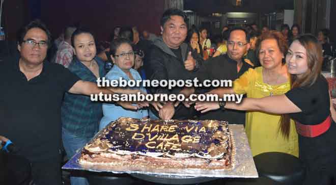  Romeo (tengah), Evelyn (dua kanan), Beby (kanan) serta yang lain memotong kek sebagai meraikan pembukaan sebuah kafe baharu di Sibu, malam kelmarin.