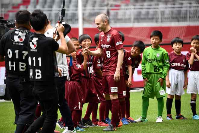  Iniesta bertemu dengan peminat muda semasa sesi pengenalan di Stadium Noevir di Kobe, Tokyo. — Gambar AFP