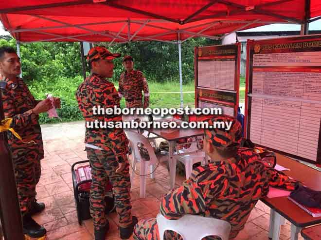  Anggota bomba melakukan perbincangan sebelum operasi SAR dimulakan semalam. 