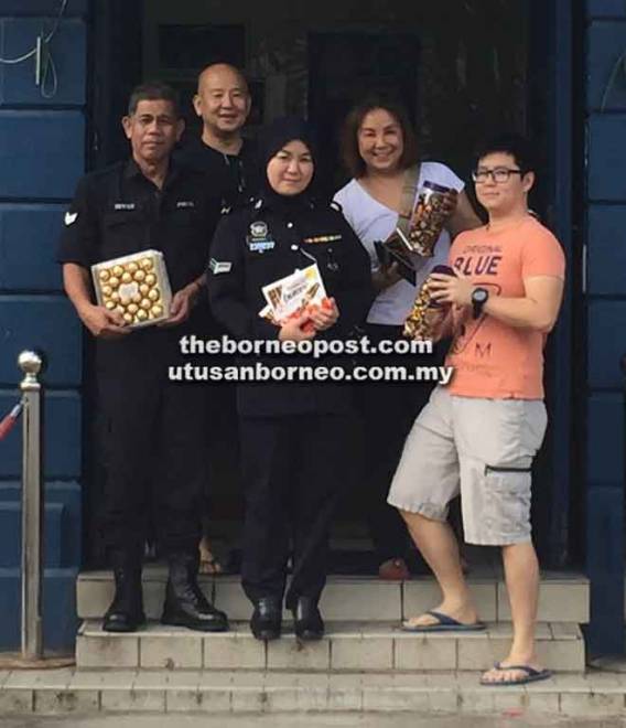  (Dari kiri) Irwan, Wee, Nurul Bashirah, Yap dan Sean merakamkan kenangan di hadapan Balai Polis Sentral.