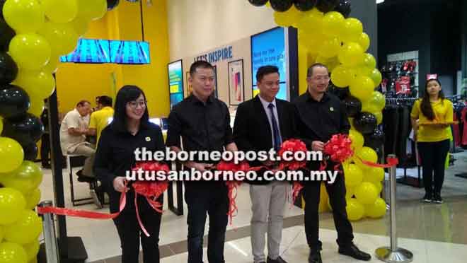  (Dari kiri) Chua, Wong, Erwin dan Goh memotong reben sebagai simbolik pembukaan outlet baharu DSE di AEON Mall Kuching Central, Kuching, semalam.