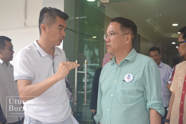  LIEW (kanan) ketika berbincang dengan Ahli Dewan Undangan Negeri Elopura, Calvin Chong selepas sesi taklimat di Wisma Sandakan pada Jumaat.