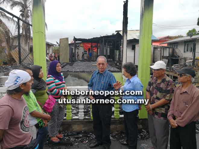  Wan Junaidi (empat kanan) menjelaskan situasi terkini mengenai skim rumah mampu milik kepada mangsa dan penduduk lain di tapak kebakaran. Turut kelihatan Feona (tiga kanan).