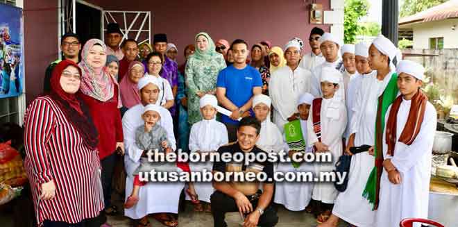  Hasidah merakam kenangan bersama penduduk Kampung Sungai Midin.