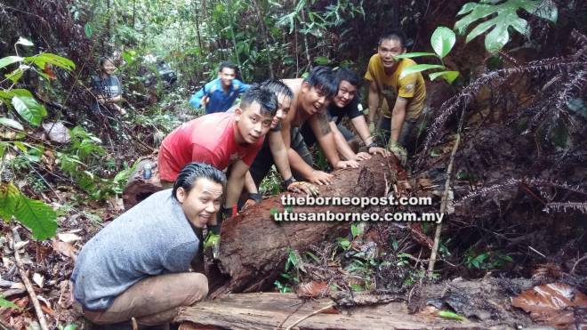  Para peserta bergotong-royong mengalihkan pokok yang jatuh semasa ekspedisi.