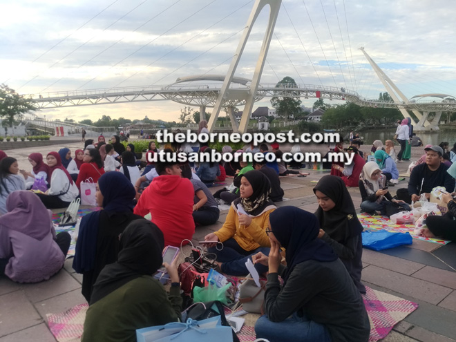  Orang ramai berbuka puasa sambil berkelah di hadapan mercu tanda negeri ini sekitar Tebingan Sungai Sarawak.