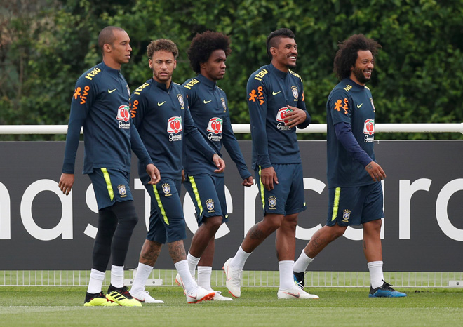  Neymar (dua kiri) tiba bersama rakan sepasukan untuk menghadiri sesi latihan skuad Brazil di London England kelmarin. — Gambar Reuters