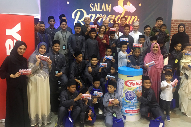  Fara Fauzana dan Nabil Ahmad bersama anak-anak dari Rumah Kebajikan dan Bimbingan At-Taqwa serta barisan tetamu lain yang memeriahkan program ‘Iftar Ada Yakult Barulah Wow’ baru-baru ini. — Gambar Bernama