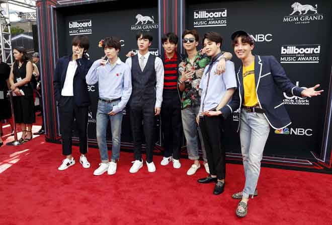  BTS semasa menerima anugerah Top Social Artist di Anugerah Muzik Billboard 2018 di Las Vegas, Nevada pada 20 Mei yang lepas. — Gambar Reuters