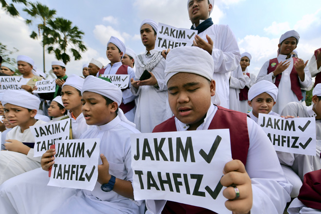  Pelajar tahfiz ketika hadir bersama Pakatan Ekonomi dan Dakwah NGO di Yayasan Kepimpinan Perdana bagi menyerah memorandum berkenaan isu JAKIM dan mewartakan dasar pendidikan tahfiz negara kepada Dr Mahathir. — Gambar Bernama