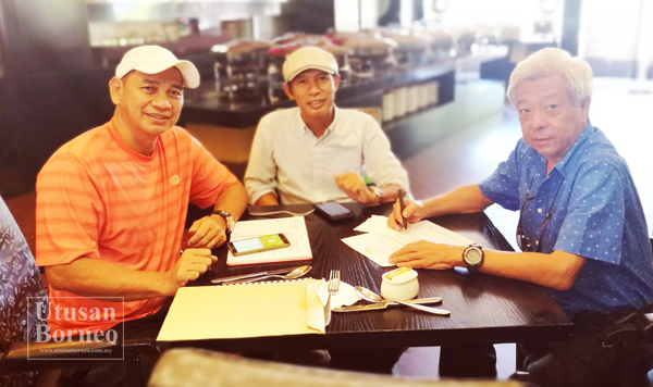 PRESIDEN STA Johnson (kanan), Setiausaha STA Tito Latoja (kiri) dan Shamsuddin Mujstamin sedang membincangkan mengenai pemilihan pemain Sukma.