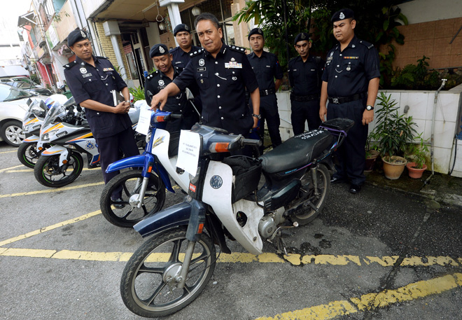  Hamzah menunjukkan motosikal yang dirampas ketika sidang media di Balai Polis Taman Melawati dekat Kuala Lumpur, semalam. — Gambar Bernama