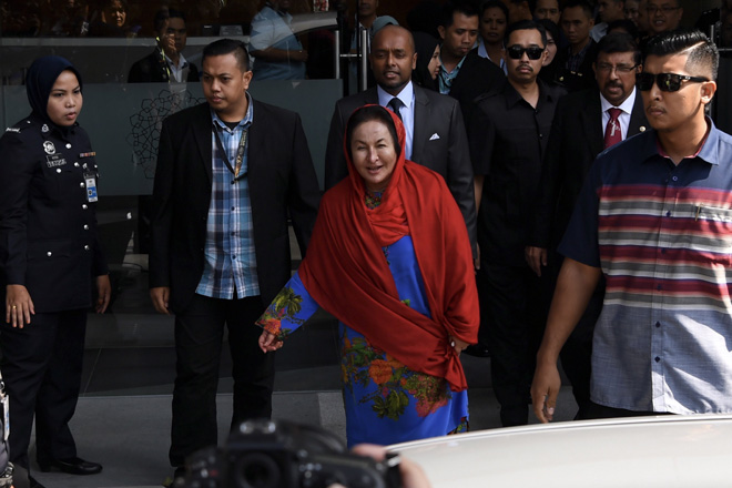  Rosmah keluar dari Ibu Pejabat Suruhanjaya Pencegahan Rasuah Malaysia (SPRM) selepas selesai memberi keterangan kepada suruhanjaya itu berhubung siasatan kes SRC International Sdn Bhd di Putrajaya, semalam. — Gambar Bernama