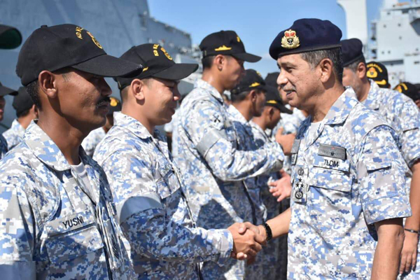 ZAHIRUDDIN merakamkan gambar kenangan bersama anggota KD Kelantan.