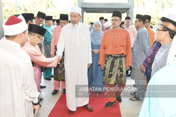 JUHAR diiringi Muhamad (empat kanan) bersalaman dengan hadirin sejurus tiba di perkarangan PIUMS.