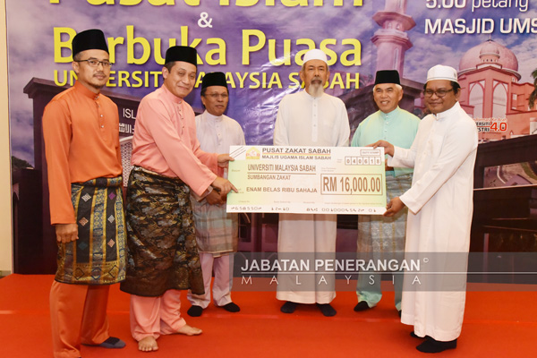 KAMARUDIN (dua kiri) menerima sumbangan zakat bagi pihak UMS daripada wakil Pusat Zakat Sabah sambil diperhatikan Juhar (tengah), Shafie (tiga kiri), Muhamad (kiri) dan Yusof (dua kanan).