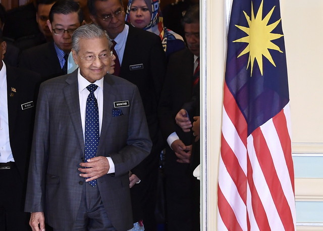 Dr Mahathir selepas mempengerusikan mesyuarat kabinet di Bangunan Perdana Putra hari ini. - Gambar BERNAMA