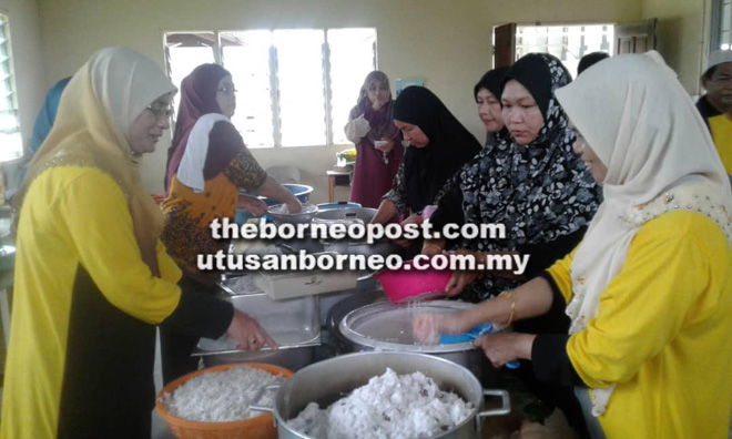  Aktiviti memerah santan dilakukan untuk dimasak bersama beras pulut.