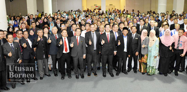 WARGA kementerian merakamkan kenangan bersama Junz (tujuh kanan) dan Daud (enam kanan) selepas majlis itu.