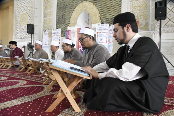IMAM Aman Palestin Sabah Suhaib Ahmed Muhammed Mukhlalati (kanan) Pembawa Panji Pertama, membacakan ayat 1 dan 2 Surah Al-Hujurat.