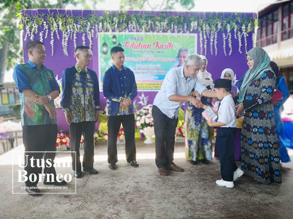  MA’MUN menyampaikan bantuan kepada salah seorang murid SK Holy Trinity.