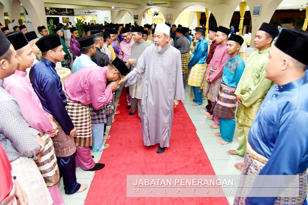 TUN Juhar bersalaman dengan warga TLDM sebelum berangkat balik.