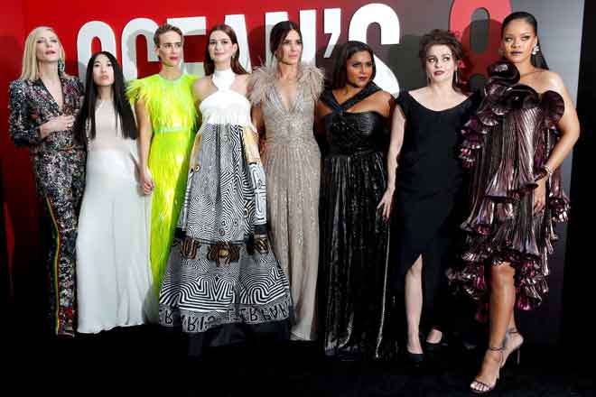  (Dari kiri) Cate Blanchett, Awkwafina, Sarah Paulson, Anne Hathaway, Sandra Bullock, Mindy Kaling, Helena Bonham Carter dan Rihanna bergambar bersama semasa tayangan perdana dunia filem ‘Ocean’s 8’ di Alice Tully Hall di New York City, New York, pada 5 Jun lepas. — Gambar Reuters