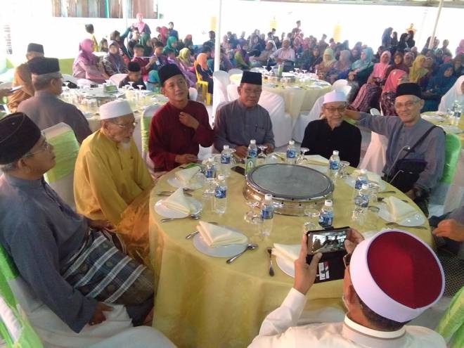 AWANG Husaini (tiga kiri), dan Mohd. Dahali (tiga kanan) bersama Jawatankuasa Masjid Nurul Iman Kg. Pasir Putih di majlis itu.