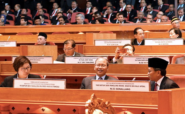 Mohd Shafie (kanan) bersama dua timbalannya Datuk Seri Wilfred Madius Tangau (tengah) dan Liew pada Persidangan Khas Dewan Undangan Negeri (DUN) Sabah hari ini. - Foto BERNAMA