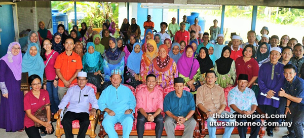 ROMBONGAN PPIB UMS bersama penduduk Kg. Batandok, Gadong, Beaufort.