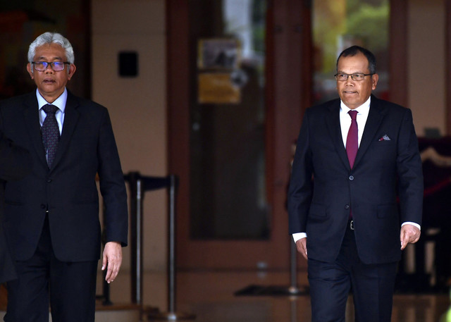Foto BERNAMA bertarikh 15 Mei menunjukkan Raus dan Zulkefli meninggalkan Yayasan Kepimpinan Perdana.