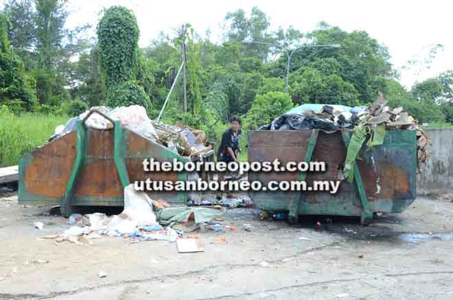  Keadaan sampah penuh dan berbau busuk. Kelihatan seorang pekerja kontraktor melakukan kerja-kerja pembersihan mengutip sampah semalam.