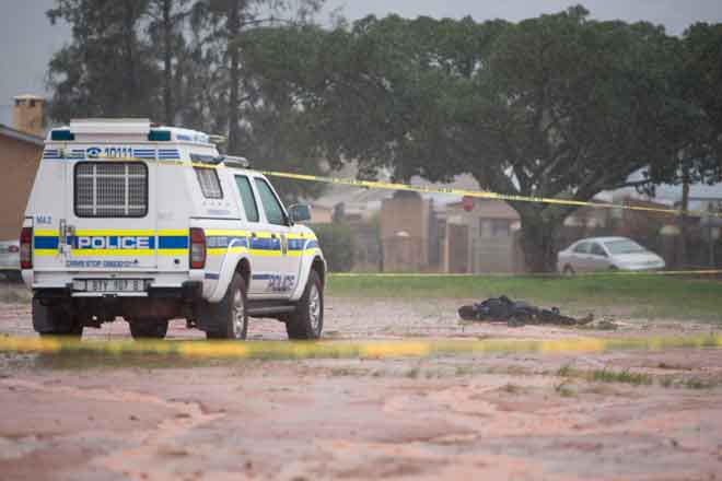  Kenderaan polis dilihat berhampiran mayat lelaki yang mati ditembak oleh polis kerana enggan menyerah diri selepas membunuh dua orang di sebuah masjid di Malmesbury, kira-kira 50 kilometer utara Cape Town semalam. — Gambar AFP