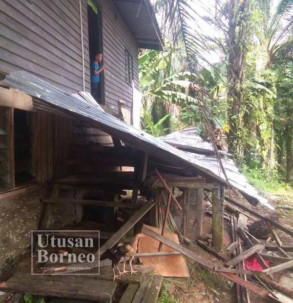 KEADAAN beranda rumah Rahimah yang musnah dihempap pokok kelapa sawit yang tumbang akibat angin kencang pada malam Selasa lepas.