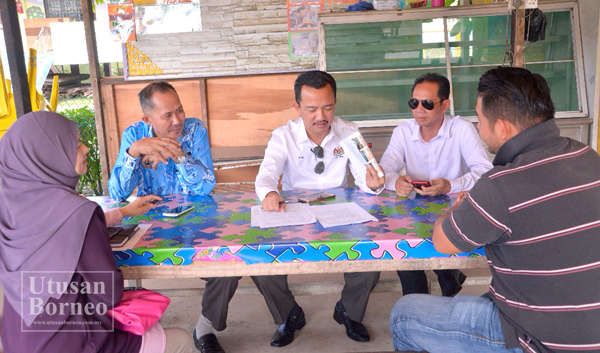 RUJI (tengah) berbincang bersama Arunarnsin (dua kanan) dan wakil Jabatan Pendidikan Negeri, pihak sekolah dan kontraktor.