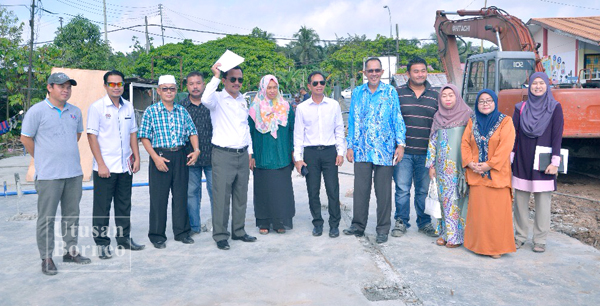 ARUNARNSIN (enam kanan) dan Ruji (lima kiri) bergambar bersama wakil Jabatan Pendidikan Negeri, pihak sekolah dan kontraktor selepas lawatan ke projek sekolah daif di SK Batu 16 Gum-Gum, Libaran.