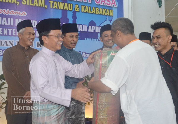 SHAFIE menyerahkan bantuan permaidani kepada salah satu wakil penerima (masjid) di Parlimen Kalabakan.