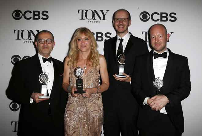  (Dari kiri) Colin Callender, Sonia Friedman, Jack Thorne dan John Tiffany bersama anugerah drama terbaik yang dimenangi mereka untuk ‘Harry Potter and the Cursed Child, Parts One and Two’.  — Gambar Reuters