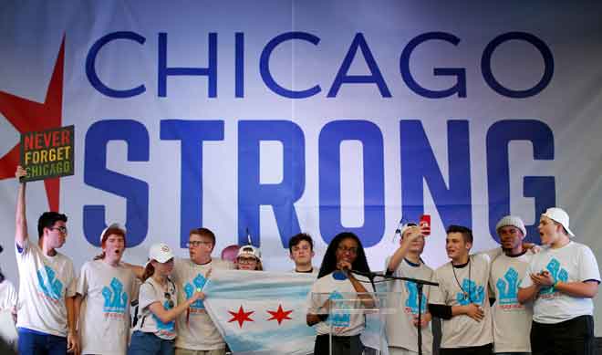  Mangsa yang terselamat dalam serangan beramai-ramai pada 14 Februari lalu di Sekolah Tinggi Marjory Stoneman Douglas mengambil bahagian dalam ‘End of School Year Peace March and Rally’ di Chicago kelmarin. — Gambar AFP