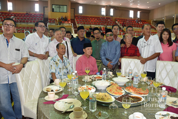 MOHAMMADIN meluangkan masa beramah mesra dan bergambar dengan Pegawai Belia dan Sukan Negeri Daerah Lahad Datu, Irwan Iskandar.
