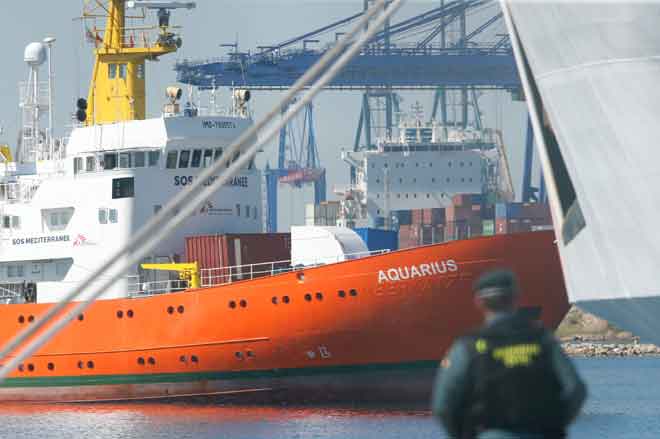  Kapal penyelamat Aquarius yang membawa 630 pendatang memasuki pelabuhan tenggara Valencia semalam             selepas pelayaran selama seminggu di Laut Mediterranean. — Gambar AFP