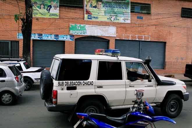  Kenderaan Badan Siasatan Saintifik, Penal dan Jenayah (CICPC) melintasi               kelab Los Cotorros, di mana sekurang-kurangnya 17 maut selepas kanister gas pemedih mata diletupkan di dalamnya, di Caracas, Venezuela kelmarin. — Gambar Reuters
